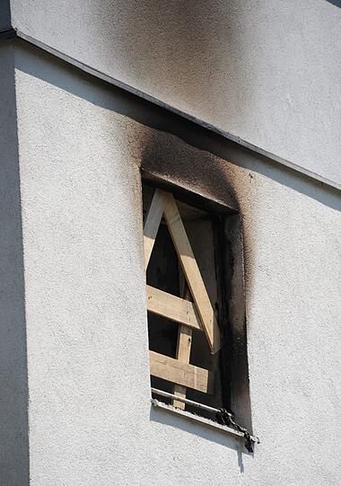 Dramatischer Einsatz, die Wohnung in dem Mehrfamilienhaus ist ausgebrannt.