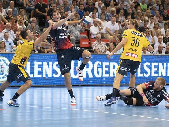 Flensburgs Magnus Röd (M) kommt gegen die Abwehr der Löwen zum Wurf aufs Tor.