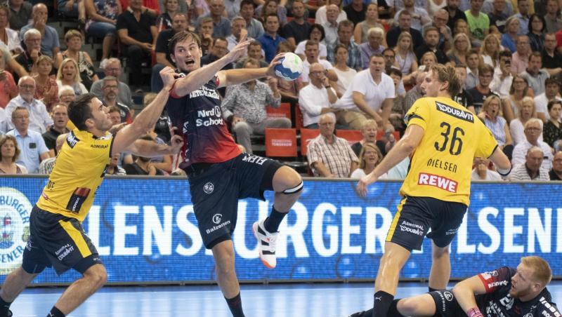 Flensburgs Magnus Röd (M) kommt gegen die Abwehr der Löwen zum Wurf aufs Tor. Flensburgs Magnus Röd (M) kommt gegen die Abwehr der Löwen zum Wurf aufs Tor.