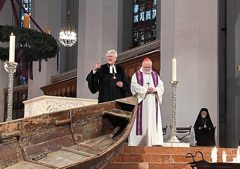Heinrich Bedford-Strohm (li.) und Kardinal Marx beim ökumenischen Gottesdienst zum Gedenken an die Toten im Mittelmeer vor einem Jahr im Münchner Dom. Foto: Felix Hörhager/dpa