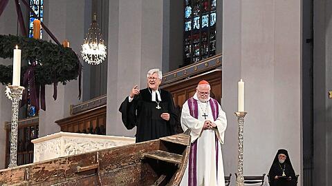 Heinrich Bedford-Strohm (li.) und Kardinal Marx beim ökumenischen Gottesdienst zum Gedenken an die Toten im Mittelmeer vor einem Jahr im Münchner Dom. Foto: Felix Hörhager/dpa