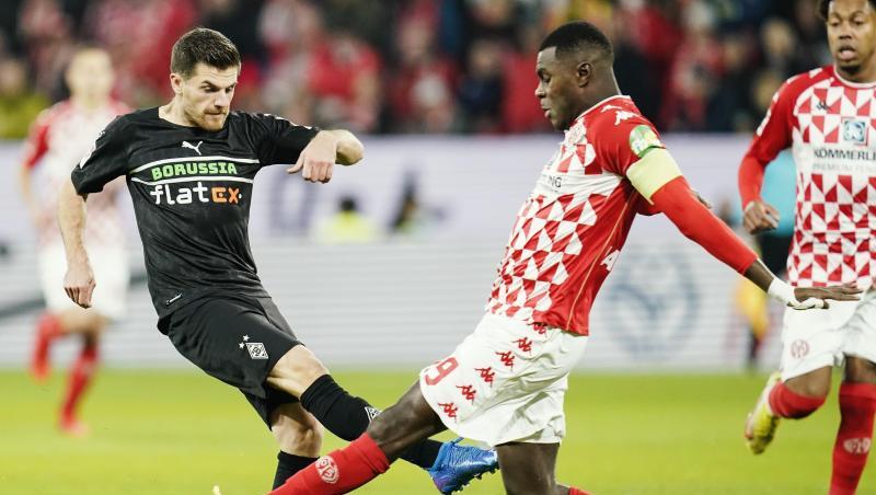 Gladbachs Jonas Hofmann (l) und Moussa Niakhaté vom FSV Mainz 05 im Zweikampf.