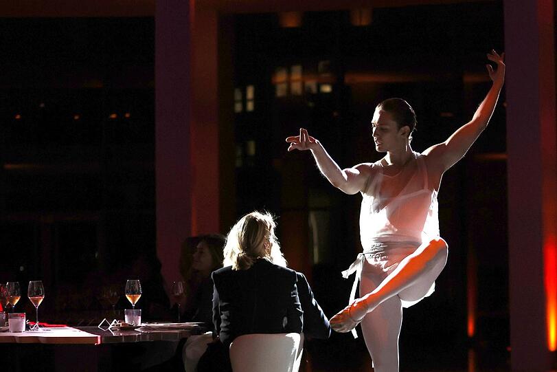 Ein Abend für alle Sinne: Ballet-Star Julian MacKay sorgt mit seinem Auftritt während des Champagner-Dinners in der Pinakothek der Moderne für viel Applaus.