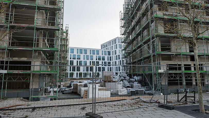 Hinten pfui: Von den 200 Wohnungen ist noch keine einzige fertig. Die Baustelle steht fast komplett still. Hinten pfui: Von den 200 Wohnungen ist noch keine einzige fertig. Die Baustelle steht fast komplett still.