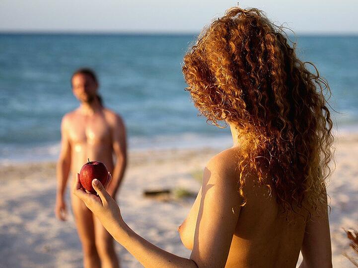 Was passiert, wenn sich Mann und Frau beim ersten Date komplett nackt und ungeschminkt gegenüberstehen?