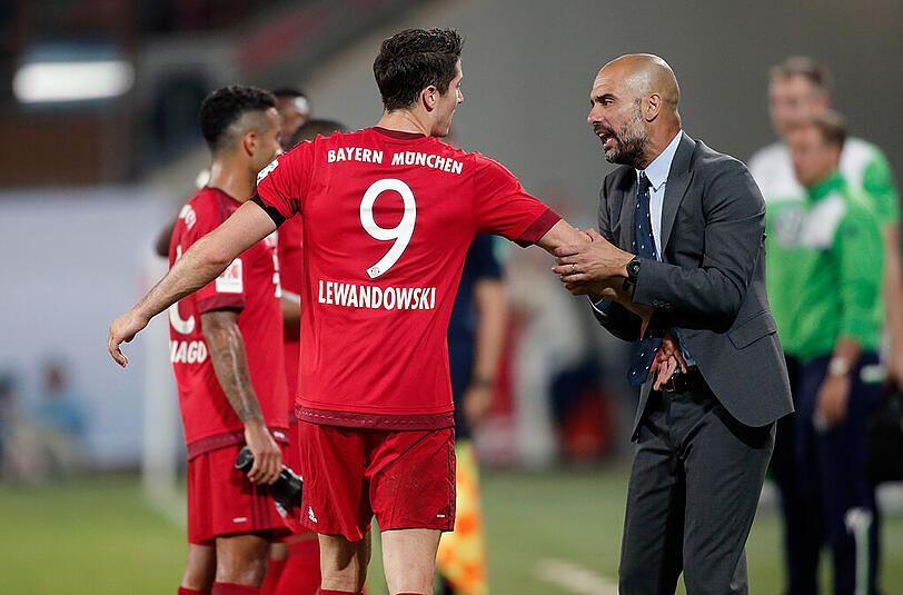 Pep Guardiola und Robert Lewandowski: Der polnische TORnado war nicht zu halten im Spiel gegen den VfL Wolfsburg.