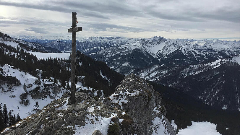 Schroff, aber schön liegt der Taubenstein da. Dahinter sieht man Rofan und Guffert.