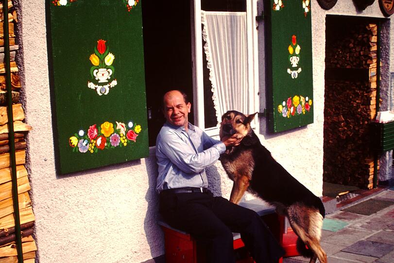 Mei Hüttn ist mei Himme! Ein Mann mit Schäferhund, das unter einer Eisenbahnbrücke seinen Schrebergarten hatte (1977).
