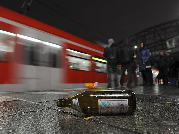 Eine Bierflasche liegt am Bahnsteig eines S-Bahnhofs. Foto: Tobias Hase
