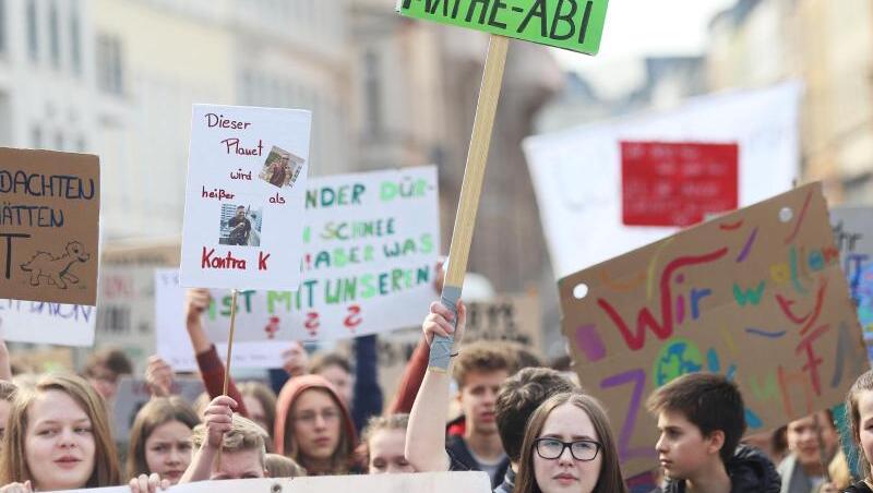 Schüler der "Fridays for Future"-Bewegung fordern, ein Viertel der deutschen Kohlekraftwerke noch in diesem Jahr abzuschalten. Schüler der "Fridays for Future"-Bewegung fordern, ein Viertel der deutschen Kohlekraftwerke noch in diesem Jahr abzuschalten.