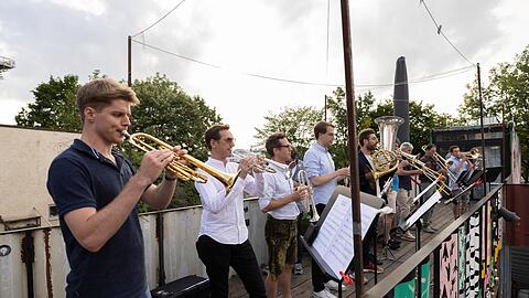 Die Bläser des BR-Symphonieorchesters bei der Eröffnung des Containers im Werksviertel.