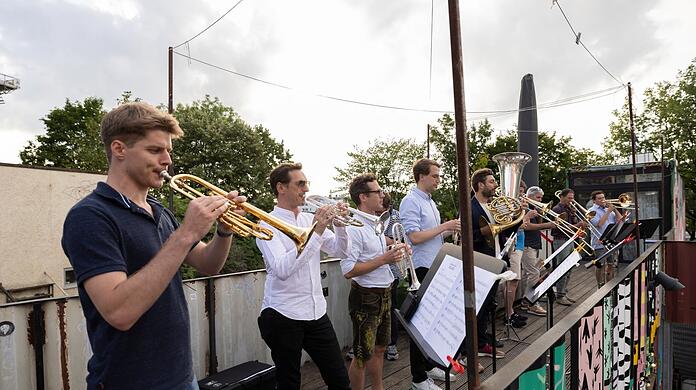 Die Bläser des BR-Symphonieorchesters bei der Eröffnung des Containers im Werksviertel.