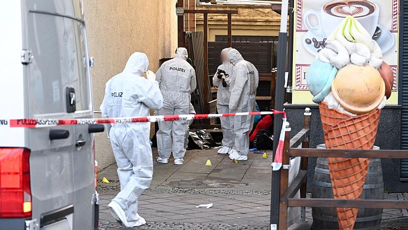 Einsatzkräfte der Spurensicherung am Tatort.