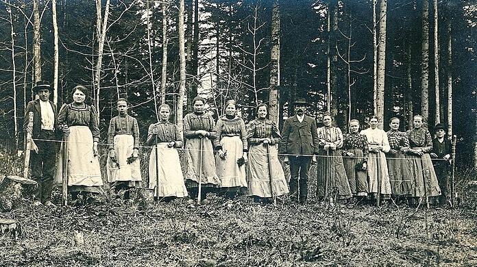 1915: Baumpflanzerinnen (auch Kulturfrauen genannt). Das Aufforsten war nötig, weil während der Kriege abgeholzt wurde. "So gedachte auch rund drei Jahrzehnte nach Entstehen dieser Abbildung die Rückseite der 50-Pfennig-Münze der Kulturfrauen", heißt es dazu. Das Foto stammt von Ludwig Hirsch aus Waldkirchen.