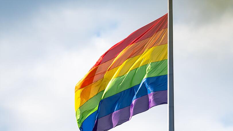 Bundeskanzler Merz möchte die Regenbogenflagge am Bundestag nur an einem Tag gehisst sehen. (Archivbild)