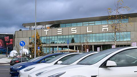 Deutsche Hersteller sind bei E-Autos am beliebtesten, die Marke Tesla hat einen Imageschaden erlitten.