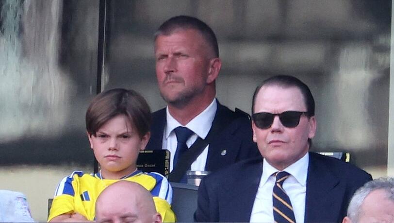Prinz Oscar und Prinz Daniel (re.) auf der Trib&uuml;ne beim Spiel Frankreich gegen Schweden in New Jersey.