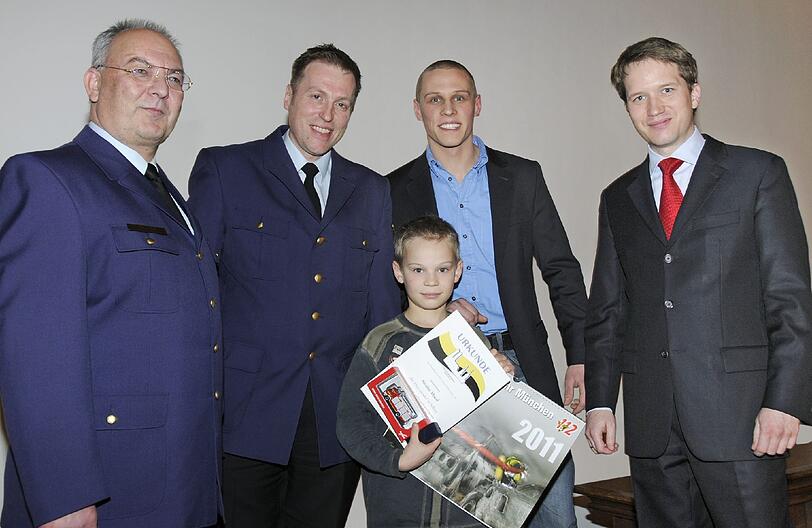 Neujahrsempfang: Stadtbrandrat Rupert Saller begrüßt als stellv. Vorsitzender des Stadtfeuerwehrverbandes zahlreiche Gäste zum mittlerweile schon traditionellen Neujahrsempfang. Über 500 Gäste aus Politik, Wirtschaft und Behörden folgen der Einladung zum 14. Neujahrsempfang. Die Grußworte der Landeshauptstadt München überbringt die 2. Bürgermeisterin Christine Strobl. Mehrere Mitglieder der Freiwilligen Feuerwehr werden für 25 und 40-jährige Dienstzeit geehrt. Ebenfalls Tradition ist es, dass aus diesem Anlass Menschen ausgezeichnet werden, die in außergewöhnlichen Situationen Mut bewiesen haben. Herr Luis Bisani wird für eine vorbildliche Laienreanimation geehrt, ebenso wie der 12-jährige Nicolas Masal, der durch umsichtiges und schnelles Handeln seiner zuckerkranken Mutter das Leben rettete. Sie erhalten die goldene Ehrennadel der Berufsfeuerwehr.
Zum Abschluss spricht der Vorsitzende des Stadtfeuerwehrverbandes, Oberbranddirektor Wolfgang Schäuble zu den Gästen.