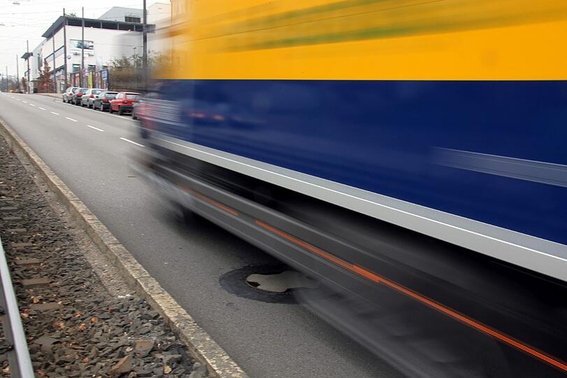 Inzwischen ist der Kanaldeckel in der Landsberger Straße wieder geschlossen.