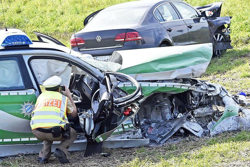 Auf der Bundesstraße Richtung Wolfesing kam es zu einem schweren Unfall zwischen einem Streifenwagen und einem VW Passat.