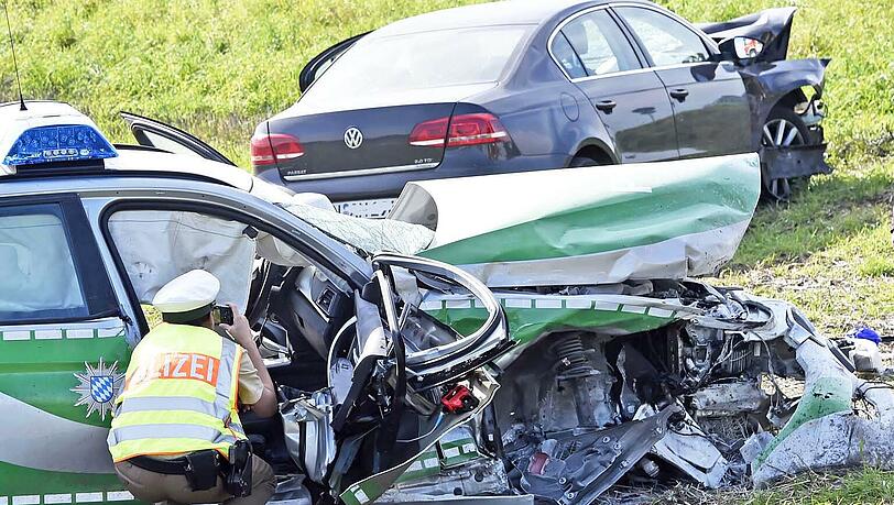 Auf der Bundesstraße Richtung Wolfesing kam es zu einem schweren Unfall zwischen einem Streifenwagen und einem VW Passat. Auf der Bundesstraße Richtung Wolfesing kam es zu einem schweren Unfall zwischen einem Streifenwagen und einem VW Passat.