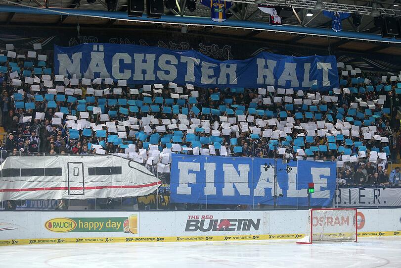 &bdquo;Nächster Halt &ndash; Finale&ldquo;: Die Fans des EHC geben mit ihrer Choreografie die Richtung vor.