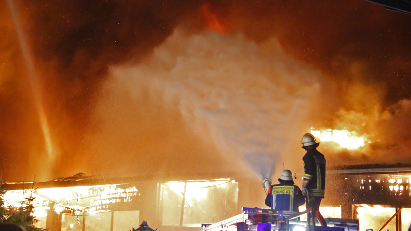 Inferno in Icking: Feuerwehrkräfte löschen den Brand in einem ehemaligen Reitstall. Zwei Menschen starben in den Flammen.