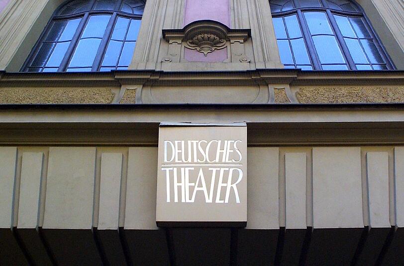 Notfall im Deutschen Theater: Eine Frau ist leblos zusammengebrochen.