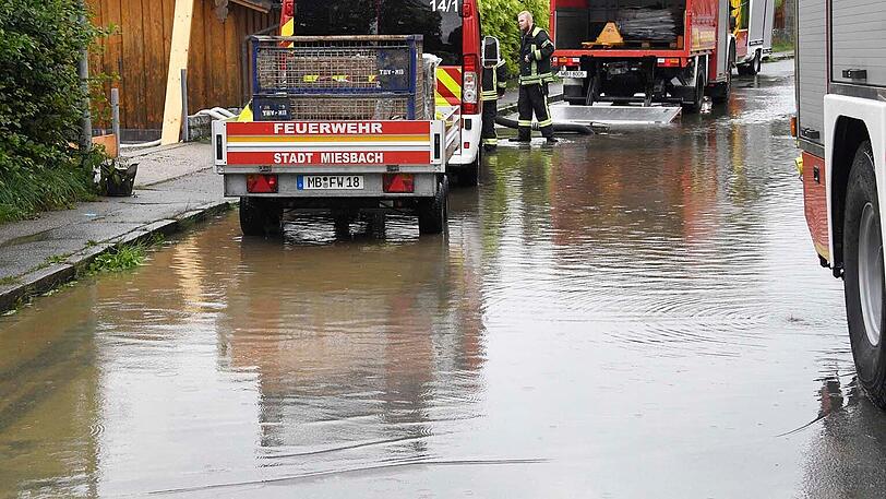 Kleinthal, Stadt Miesbach: Wassermassen aus einem am Hang gelegenen Maisfeld haben Straßenzug überflutet und bedrohen Keller - mehrstündige Pumparbeiten der Feuerwehr.