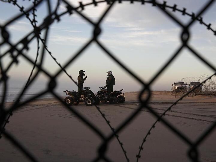 US-Grenzschutzbeamte am Strand von San Diego vor dem Grenzzaun zwischen den USA und Mexiko.