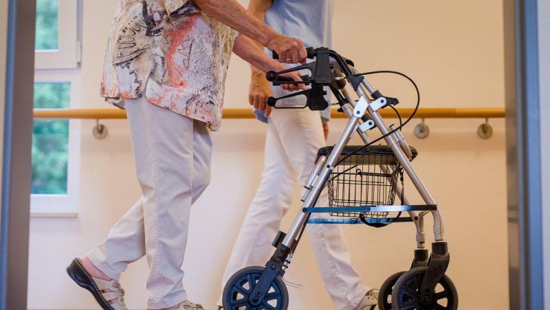 In einem Pflegeheim wird eine Bewohnerin von einer Pflegekraft begleitet. In einem Pflegeheim wird eine Bewohnerin von einer Pflegekraft begleitet.
