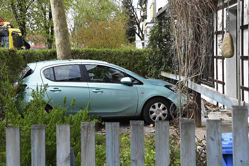 Bei einem Unfall in der Rushaimerstraße hat eine ältere Dame das Bremspedal mit dem Gaspedal verwechselt.