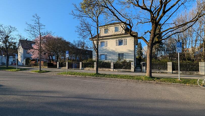 Die Aindorferstraße in Laim: Hier hat das Mobilitätsreferat kürzlich links und rechts der Einfahrt gleich fünf Parkplätze in Carsharingplätze umgewandelt. Die stehen jetzt meistens leer - während Anwohner laufend auf Parkplatzsuche sind. Das verärgert viele im Viertel. Die Aindorferstraße in Laim: Hier hat das Mobilitätsreferat kürzlich links und rechts der Einfahrt gleich fünf Parkplätze in Carsharingplätze umgewandelt. Die stehen jetzt meistens leer - während Anwohner laufend auf Parkplatzsuche sind. Das verärgert viele im Viertel.