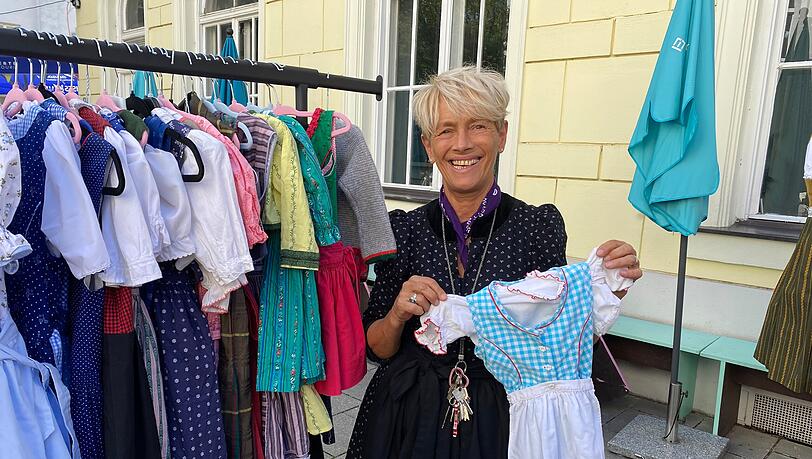 Tina Meister hat auch viele entzückende Kinderdirndl in allen Größen und Farben im Angebot.