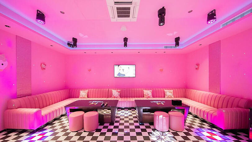 Pink und mit Hello-Kitty-Emblemen. Einen Raum wie diesen können sich Besucher in der neuen Karaoke-Bar Musek mieten und gemeinsam Lieder singen.