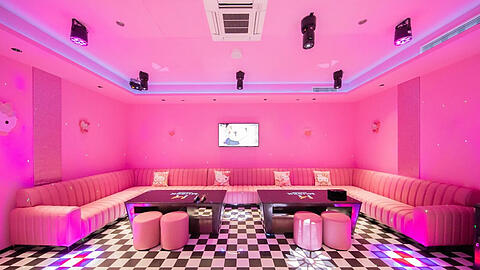 Pink und mit Hello-Kitty-Emblemen. Einen Raum wie diesen können sich Besucher in der neuen Karaoke-Bar Musek mieten und gemeinsam Lieder singen.