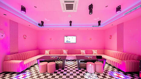 Pink und mit Hello-Kitty-Emblemen. Einen Raum wie diesen können sich Besucher in der neuen Karaoke-Bar Musek mieten und gemeinsam Lieder singen.