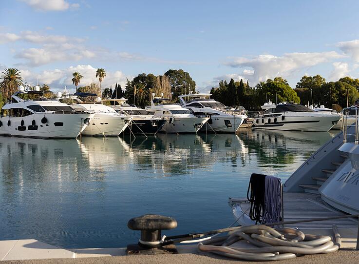 Wer eine der teuren Luxusyachten verkauft, kann oft selbst mit über einer Millionen Euro Provision rechnen, wird in "Yacht Deals Monaco" betont. Wer eine der teuren Luxusyachten verkauft, kann oft selbst mit über einer Millionen Euro Provision rechnen, wird in "Yacht Deals Monaco" betont.