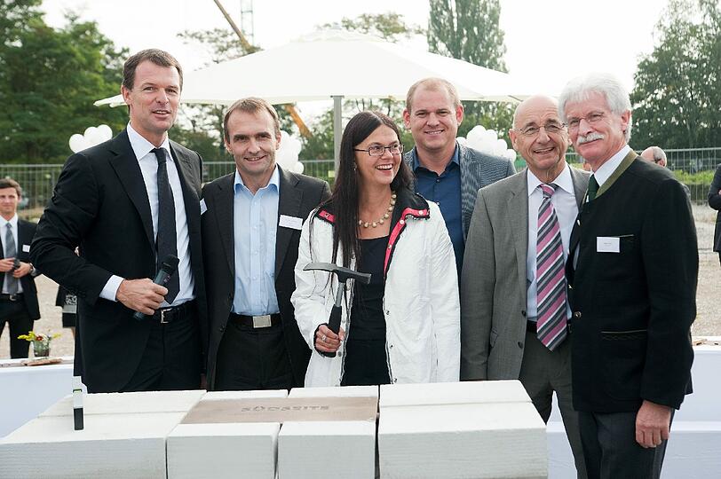 Strahlende Gesichter bei der Grundsteinlegung in der vergangenen Woche (v. l. n. r.): Hubert Haupt, Michael Lentrodt (Techn. Leiter Hubert Haupt Immobilien Holding), Prof. Dr. (I) Elisabeth Merk, Laurent Brückner (Architekt), Alfred Sauer (Sauer & Wurm RA), Rupert Hackl (Eurohypo).
