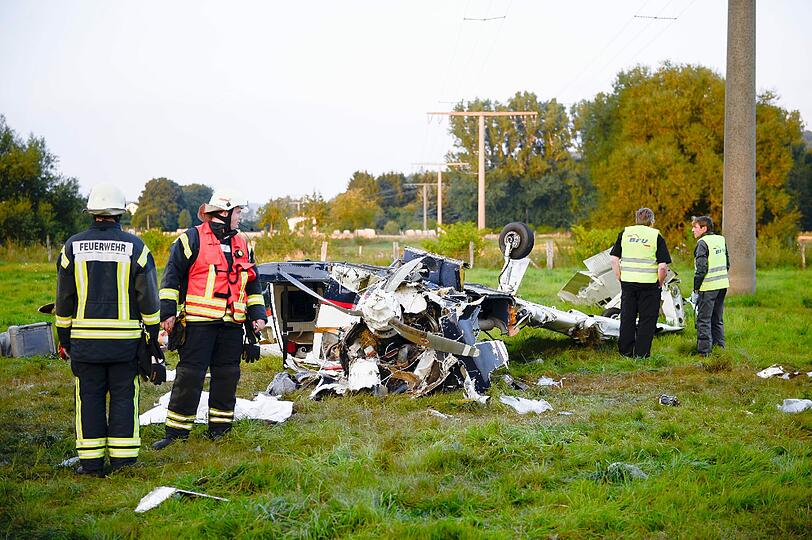 Bei einem Flugzeugunglück in Nordrhein-Westfalen sind fünf Menschen, darunter zwei Kinder ums Leben gekommen. Bilder vom Absturzort.