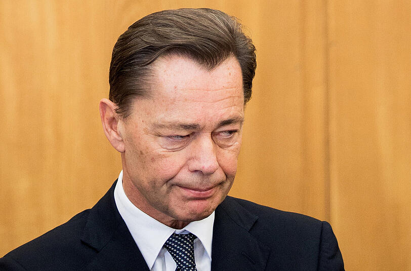 Wegen angeblicher Selbstmordgefahr soll Middelhoff alle 15 Minuten in seiner Zelle kontrolliert und geweckt worden sein - obwohl ein Arzt keine Anzeichen einer Suizidgefährdung festgestellt habe.
