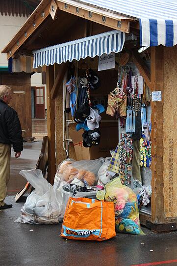 Regen und Tristesse am Tag danach: Die Bilder vom Wiesn-Abbau am Dienstagvormittag.