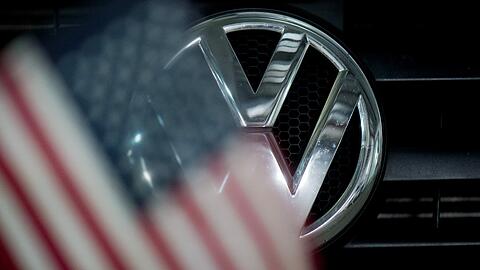 VW hatte in den USA bereits einen zivilrechtlichen Vergleich mit Klägern und Behörden erzielt. Dieser sah unter anderem Rückkäufe von Autos, Entschädigungen und Reparaturen vor.