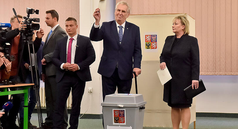 Der tschechische Präsident Milos Zeman gibt in einem Wahllokal in Prag seine Stimme ab.
