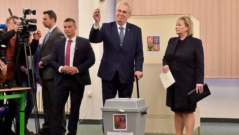 Der tschechische Präsident Milos Zeman gibt in einem Wahllokal in Prag seine Stimme ab. Der tschechische Präsident Milos Zeman gibt in einem Wahllokal in Prag seine Stimme ab.