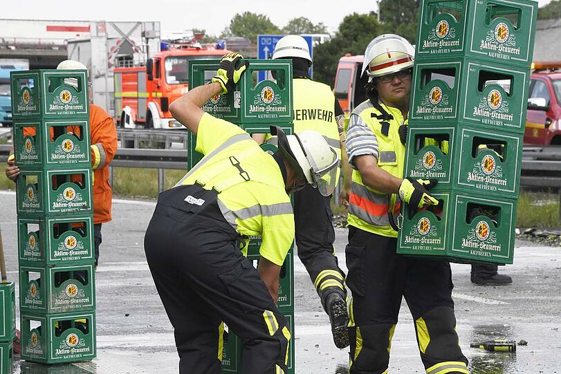 Hunderte Flaschen alkoholfreies Weißbier gingen bei dem Unfall zu Bruch. Die Bilder.