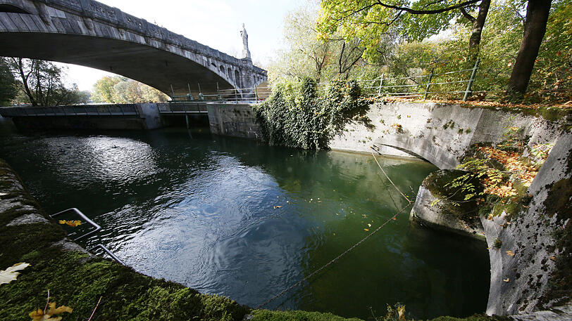 Hier verschwindet der Auer Mühlbach in den Kanal.