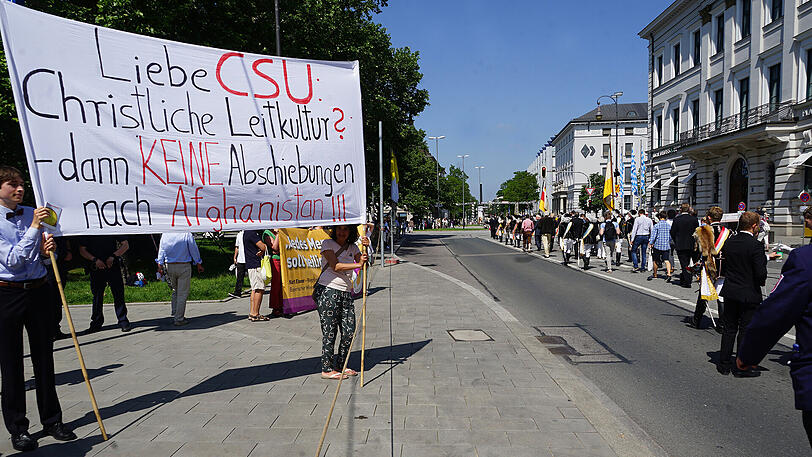 Wertevorstellungen: Auch Protest gab es am Rande.