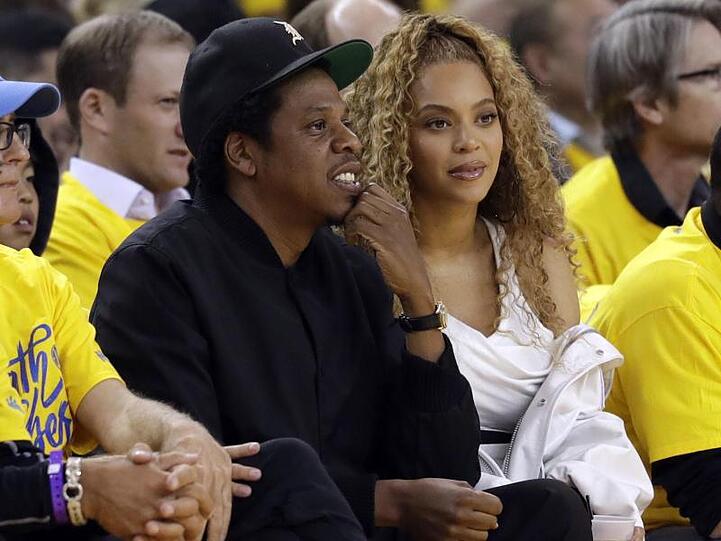 US-Rapper Jay-Z und seine Frau, die US-Sängerin Beyonce wollen Fans mit der Aussicht auf ein 30-Jahre-Dauerticket zu mehr veganer Ernährung animieren.