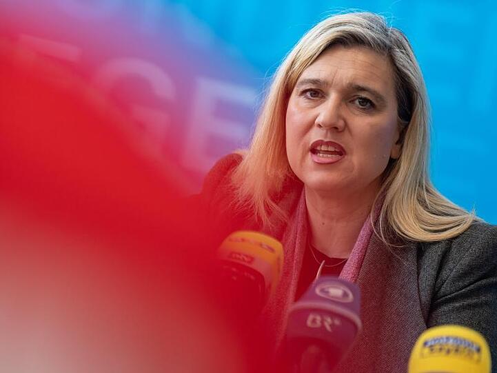 Melanie Huml (CSU), Gesundheitsministerin in Bayern, gibt eine Pressekonferenz. Foto: Peter Kneffel/dpa/Archivbild